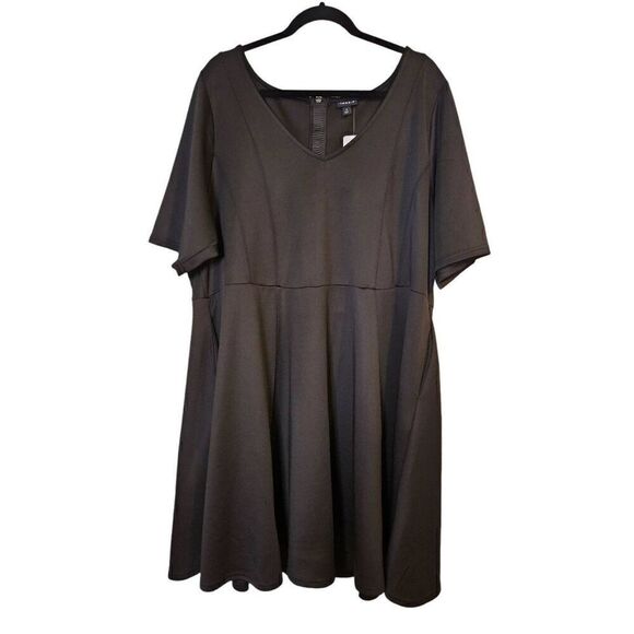 torrid Dresses & Skirts - Torrid black scuba elbow sleeve fluted dress. Size 4X. NWT.